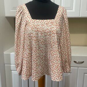 Q2 Womens Sz M Floral Blouse Cropped Top Pleated Square Front 3/4 Sleeve